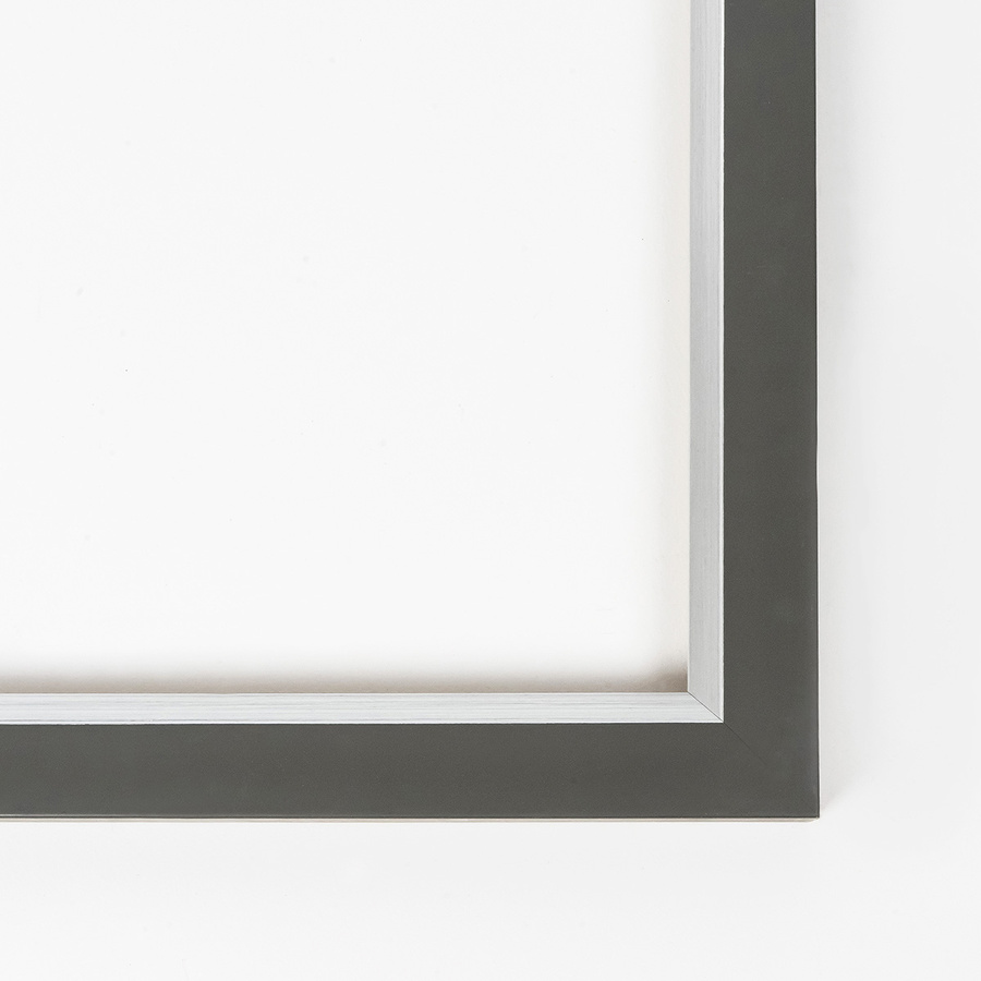Rama do obrazów, zdjęć oraz plakatów na wymiar LUCA #2998. Prosta, drewniana oprawa - kolor szary srebrny pasek