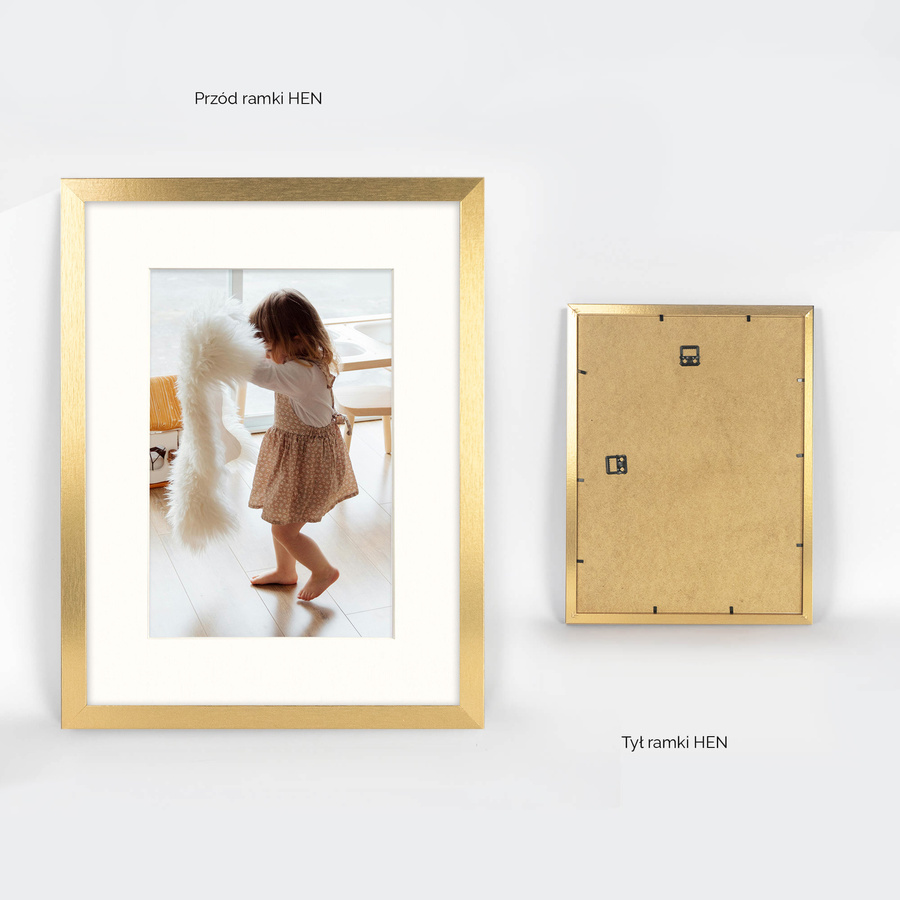 Ramka 30×40 cm w złotym kolorze z passe-partout przeznaczonym na zdjęcia 21x30 cm.