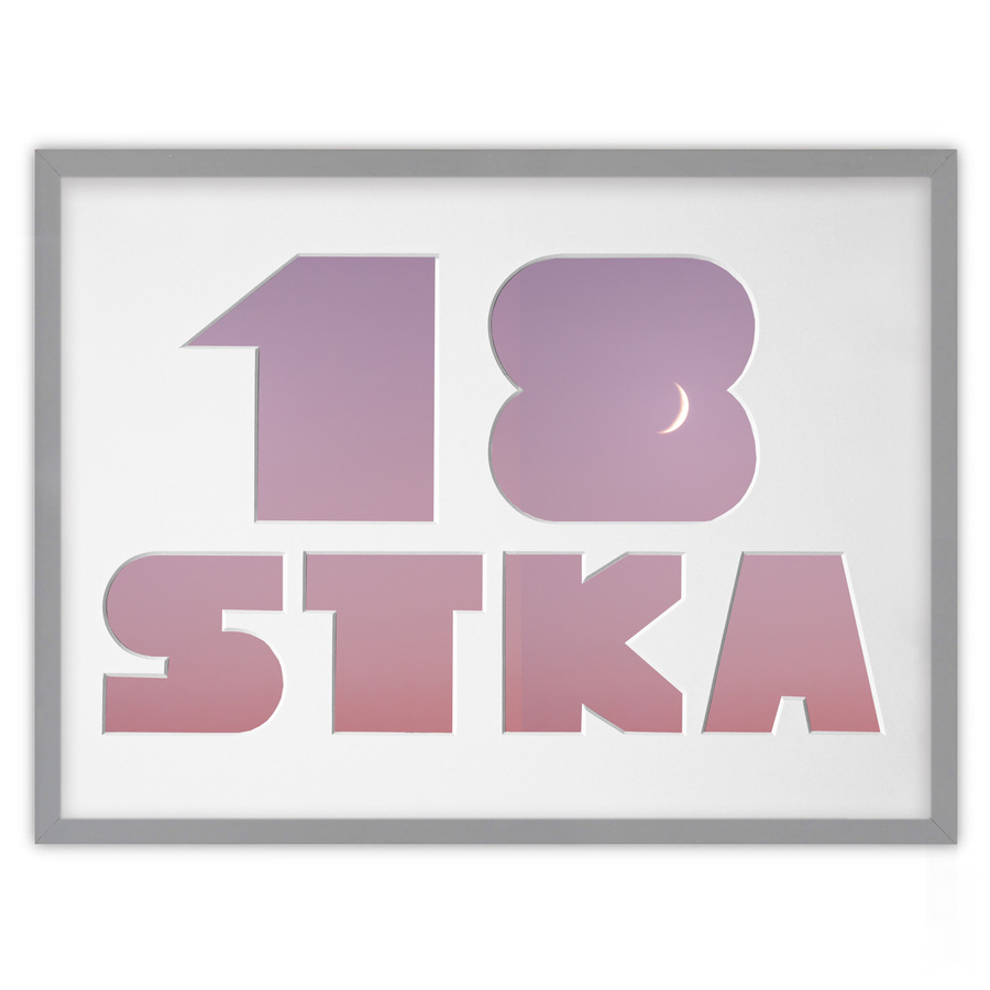 Ramka na 18-ste urodziny w kolorze szarym. Ramka z passe partout o rozmiarze 30x40 cm