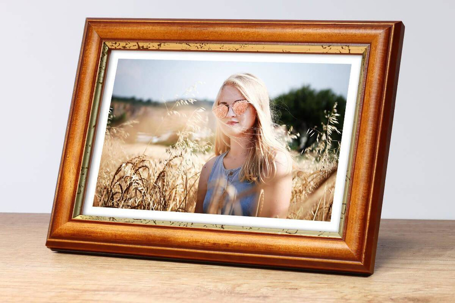 Ramka drewniana RICARDI 1947, szlachetna fotoramka na zdjęcia, plakaty lub obrazy - kolor brązowy ze złotym paskiem