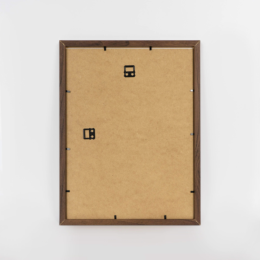 Brązowa ramka z passe partout na zdjęcia w rozmiarze 30x40 cm z okienkiem passe partout 21x30 cm