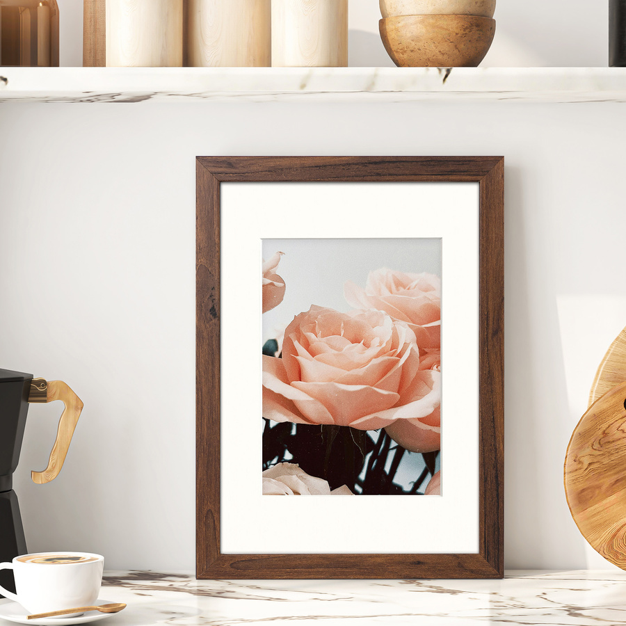 Brązowa ramka z passe partout na zdjęcia w rozmiarze 21X29,7 cm z okienkiem passe partout 15x21 cm