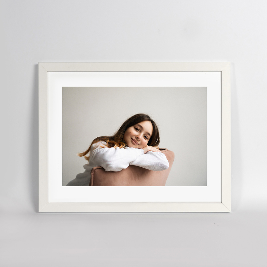 Biała ramka na zdjęcia w rozmiarze 30x40 cm