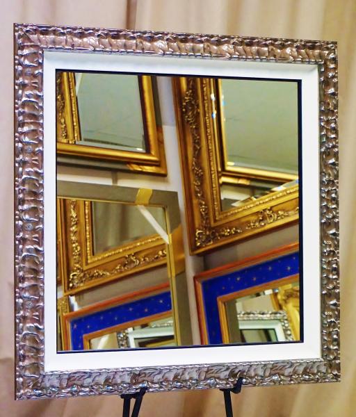 Lustro w ramie LUCA FROST CUBE. Ozdobne nowoczesne lustro do salonu, łazienki, pokoju. Kolor srebrny, biały