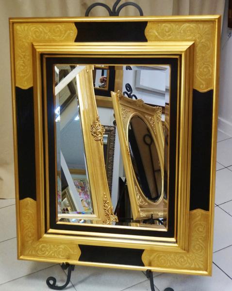 Lustro w ramie LUCA PIETRAVIVA. Klasyczne ozdobne lustro w stylowej ramie do salonu, łazienki, pokoju. Kolor złoty, czarny
