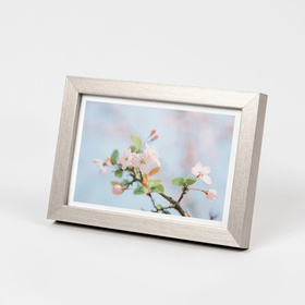 Srebrna ramka na zdjęcia w rozmiarze 10x15 cm